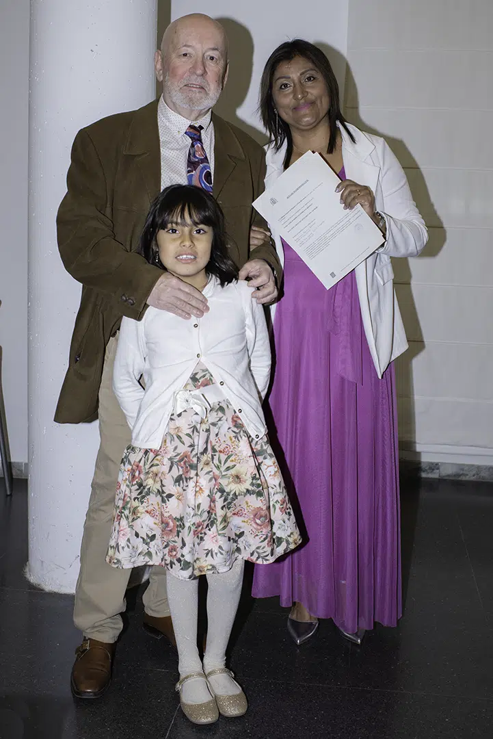 Carlos, Zoila con el Acta de matrimonio y Ashley