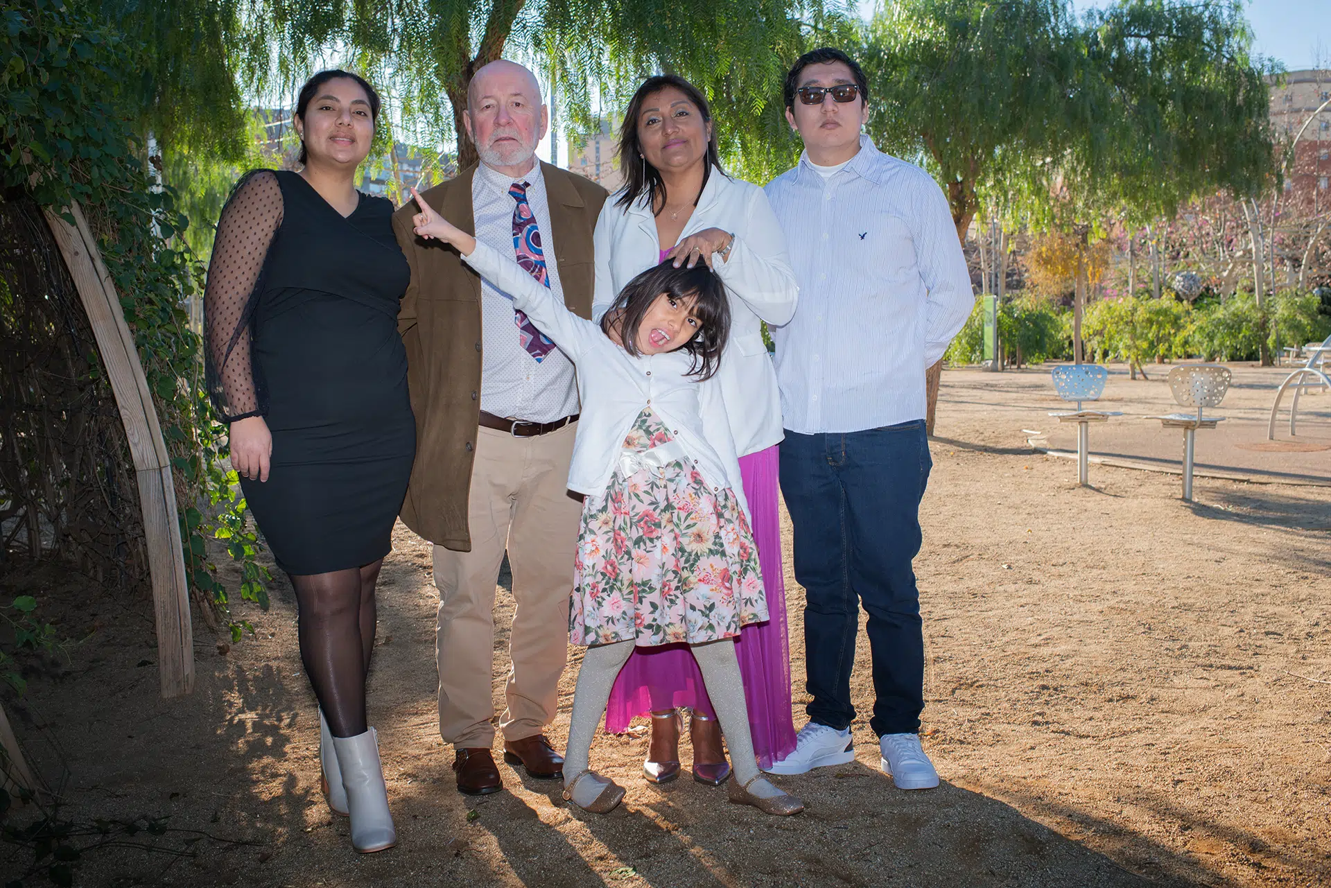 Cada sonrisa de la familia de la novia se convierte en testigo de un amor que florece. Es un instante donde pasado y presente se entrelazan, y donde la promesa de un futuro compartido se refleja en cada mirada.