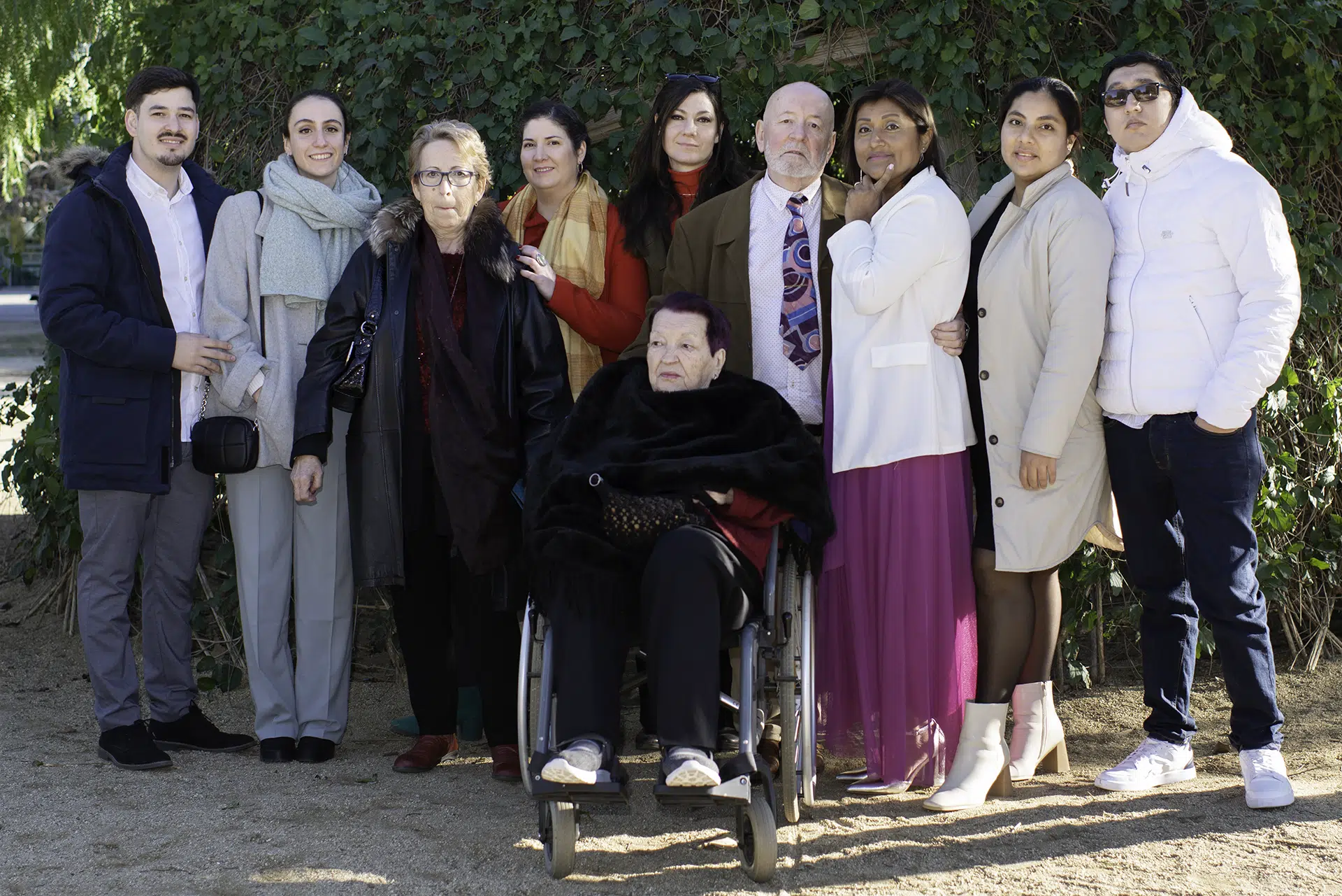 Cada mirada familiar es un hilo de apoyo, cada gesto un testigo de nuestra promesa. Así, rodeados de quienes amamos, comenzamos este nuevo capítulo con la certeza de que nuestro amor florece acompañado por la calidez de todos ellos.