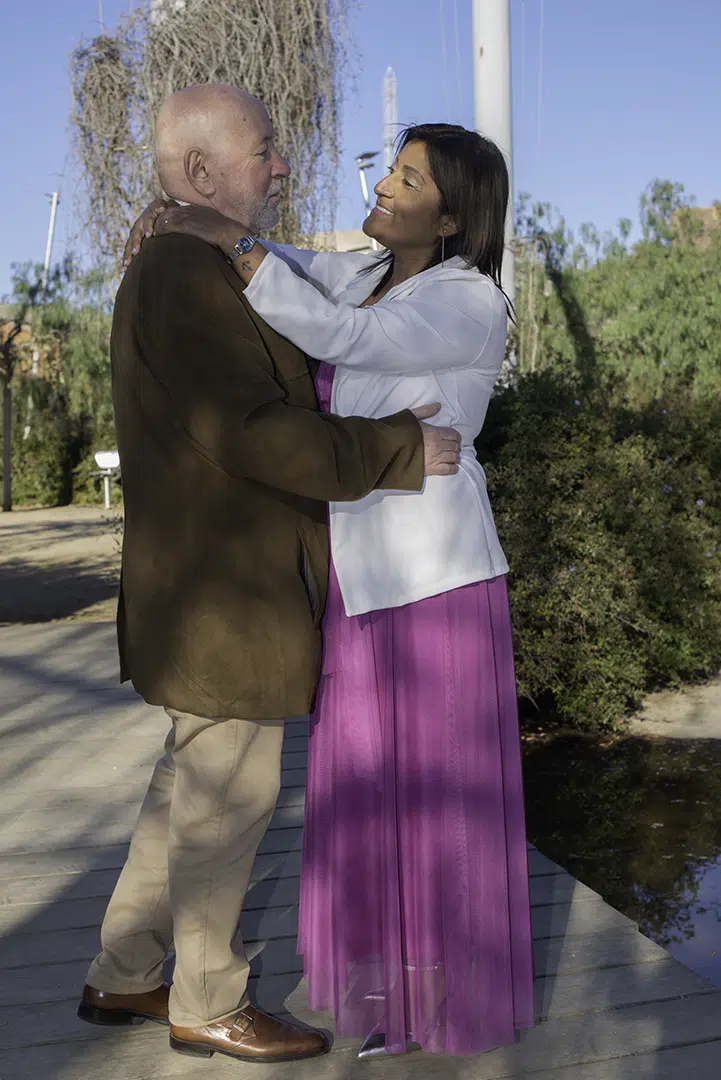 En el instante en que sus ojos se encuentran, el mundo parece detenerse. Los novios se miran con sonrisas que hablan de ilusión, de futuro, de un amor que acaba de sellarse y ya late con fuerza propia. Entre ellos nace una luz suave, un susurro de eternidad que solo los enamorados pueden comprender.