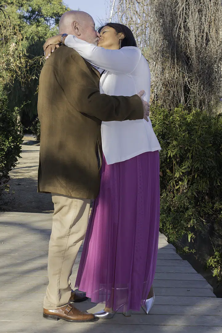 Sobre la pasarela, Carlos y Zoila se funden en un beso que parece detener el tiempo. Sus almas celebran el amor recién prometido, mientras el mundo alrededor se desvanece en un susurro de luz y emoción.