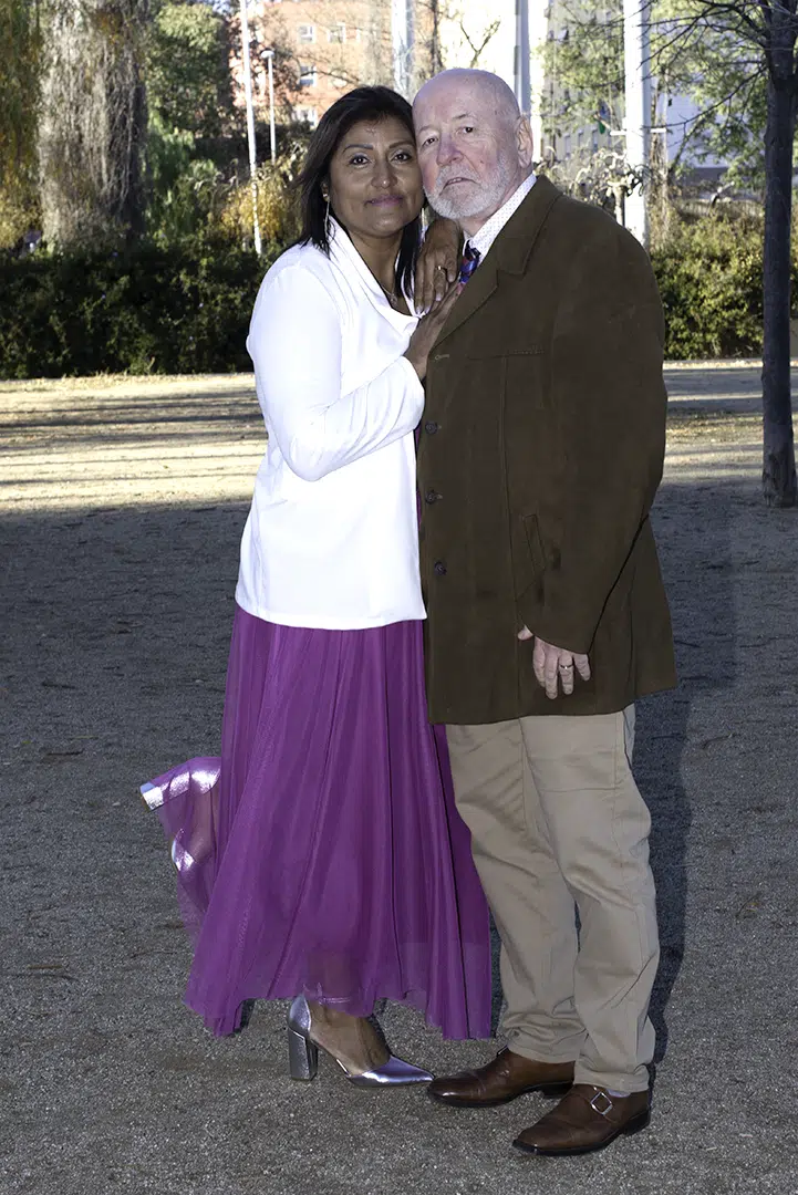 Zoila y Carlos, mejilla con mejilla, comparten un instante de intimidad y ternura, donde la cercanía revela silenciosamente la profundidad de su amor.