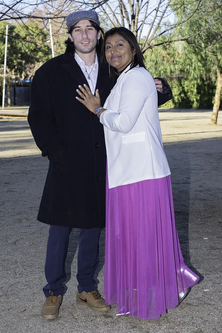 En la serenidad del parque, Zoila y Pau se abrazan, un instante que habla de cariño, confianza y los nuevos lazos que nacen en el día de bodas.