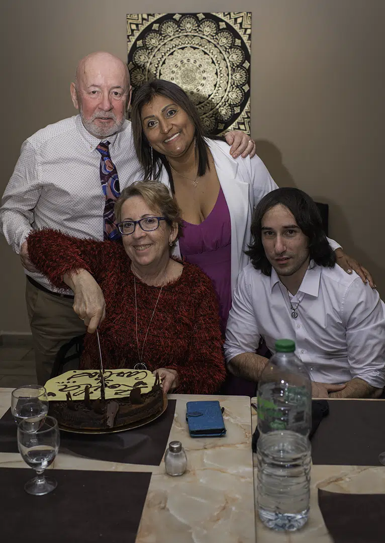 Carlos, Zoila, Marta (cortando el pastel ) y Pau