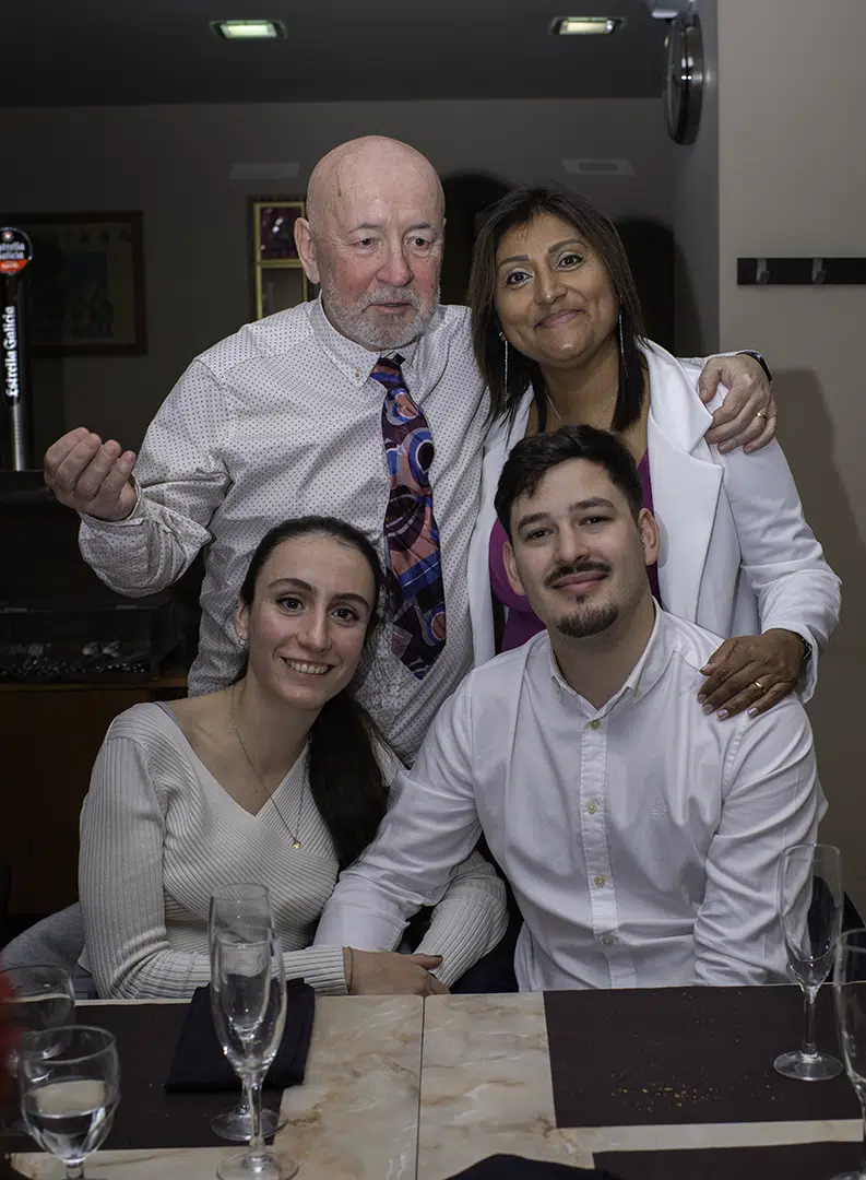 Carlos, Zoila y Marina con su novio posan con sonrisas y complicidad, capturando la calidez de un amor que se extiende por generaciones.