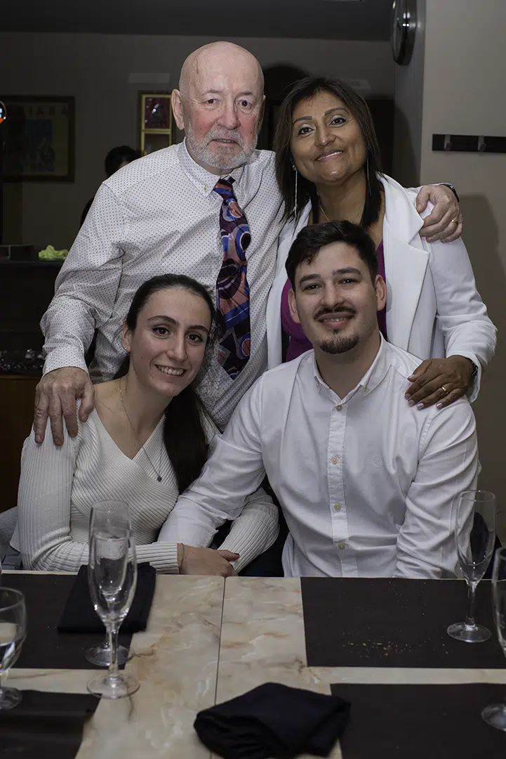 Carlos y Zoila posan rodeados Marina y su novio. Una imagen que captura la alegría, la complicidad y los lazos que conectan generaciones en un instante de felicidad compartida.