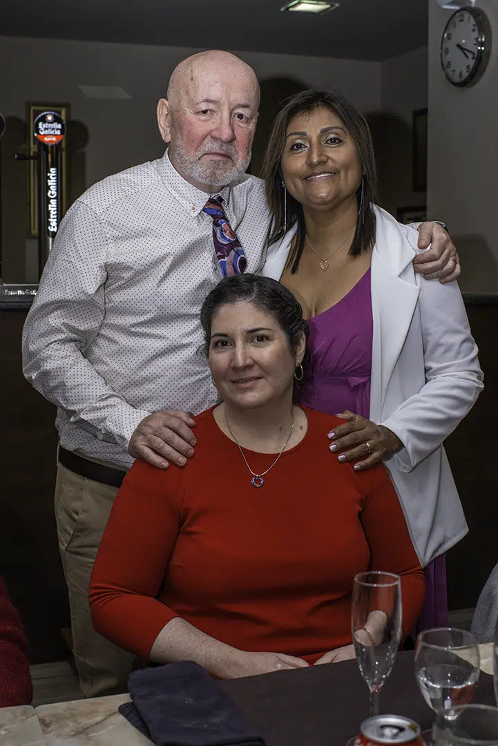 Una imagen que captura la calidez y la cercanía entre los novios y Nuria, en un instante lleno de afecto.