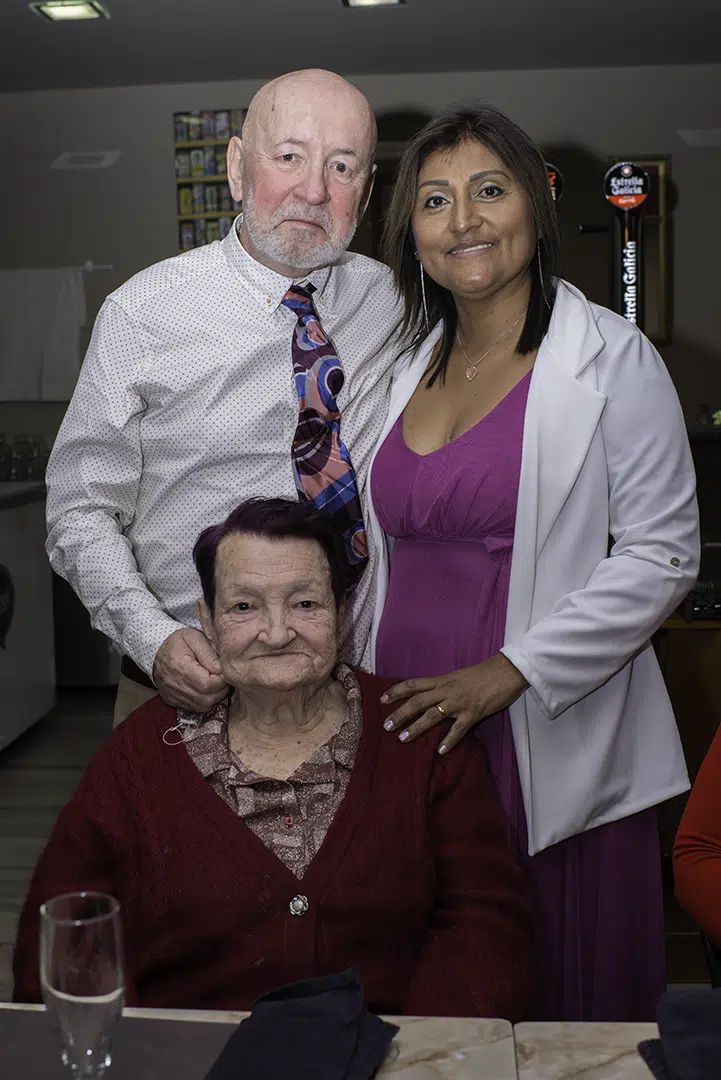 Junto a Paquita, Carlos y Zoila muestran sonrisas que celebran la unión y la complicidad familiar.