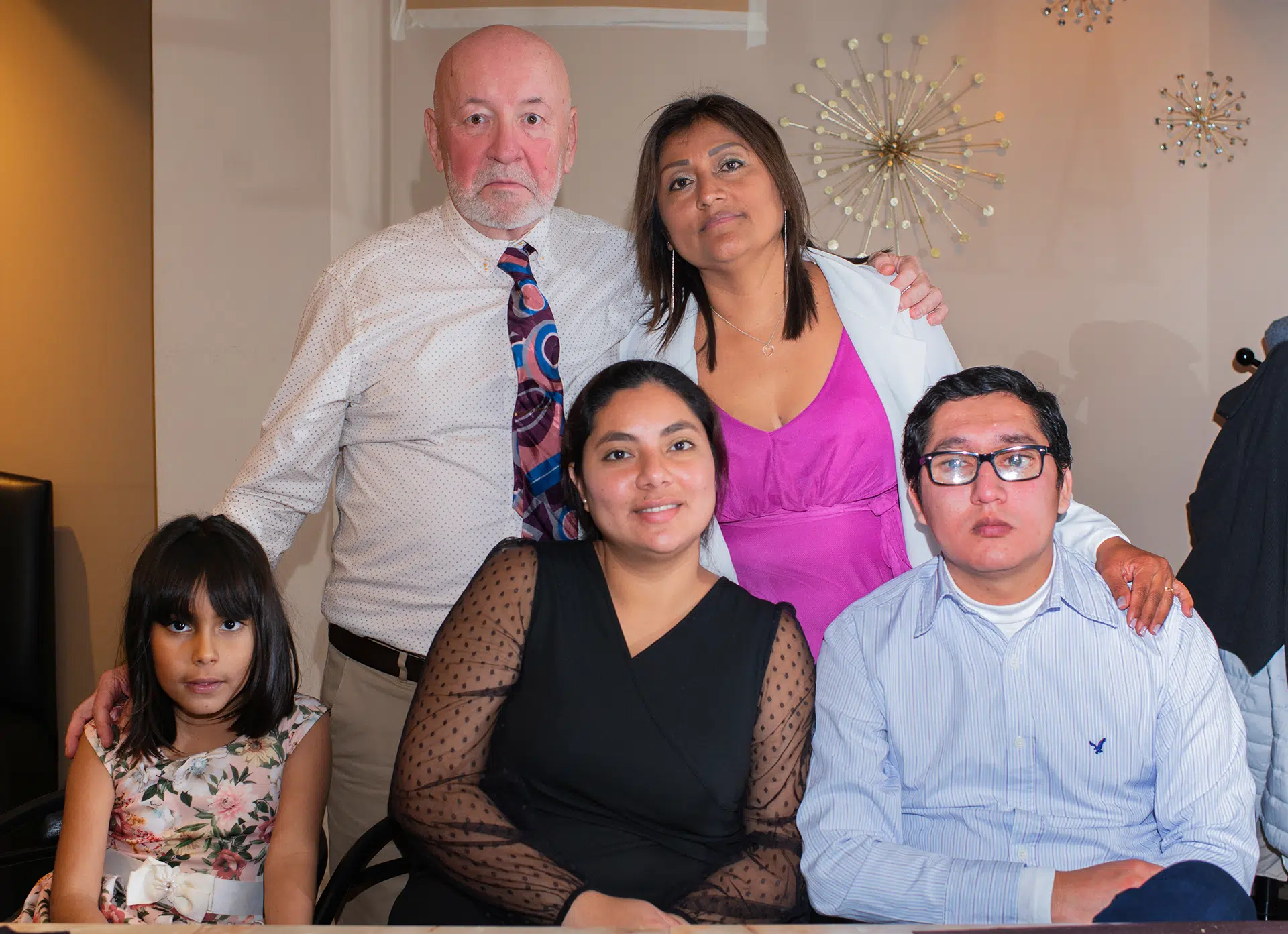 Junto a la familia de Zoila, los novios sonríen, compartiendo alegría y la calidez de los lazos que los rodean.