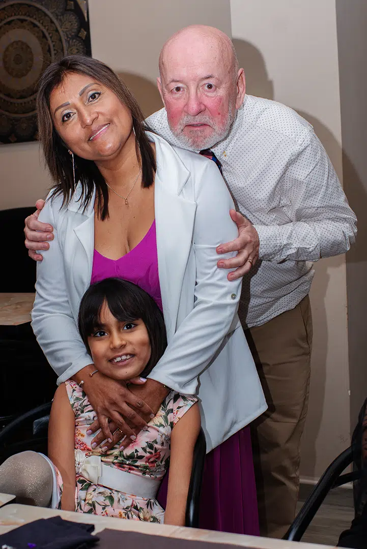 Zoila y Carlosn junto a Ashley, miradas y sonrisas que reflejan ternura, alegría y la felicidad de compartir juntos este instante.