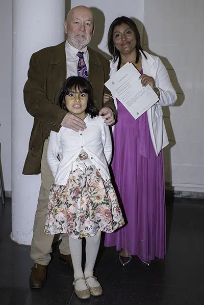 Carlos, Zoila y Ashley con el "Acta  matrimonial"