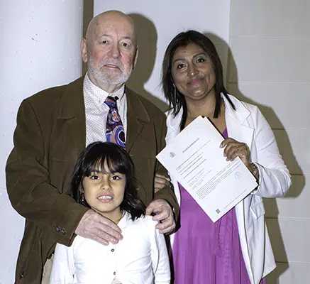 Carlos, Zoila y Ashley con el "Acta matrimonial"