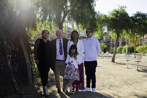 En este momento, no solo los novios se unen, sino también sus mundos. La familia del novio celebra con ellos este hermoso comienzo, marcando el inicio de una nueva etapa, llena de amor y esperanza.