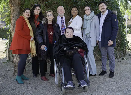 En este momento, no solo los novios se unen, sino también nuestras familias. Rodeados de amor y apoyo, damos el primer paso hacia una nueva vida juntos, con el respaldo incondicional de los seres más queridos.