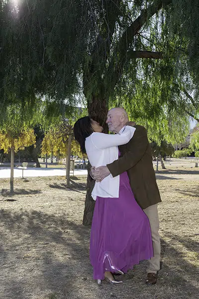 Abrazo de dos almas que se han encontrado, y que siempre caminarán juntas, mirando hacia el futuro con la misma mirada llena de amor