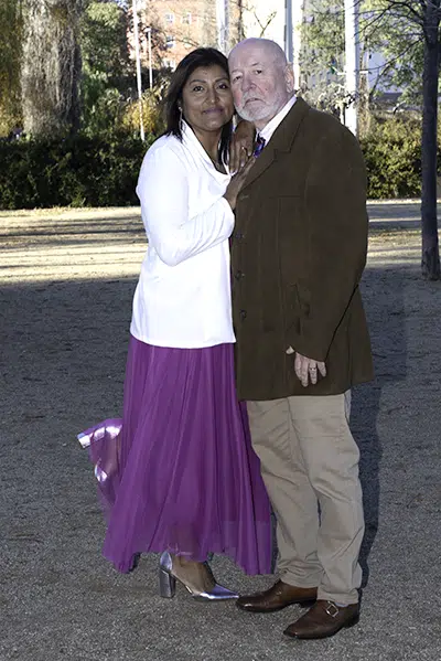 Mejilla con mejilla, los novios se acercan y se funden en una sonrisa silenciosa, como si el mundo a su alrededor se desvaneciera.