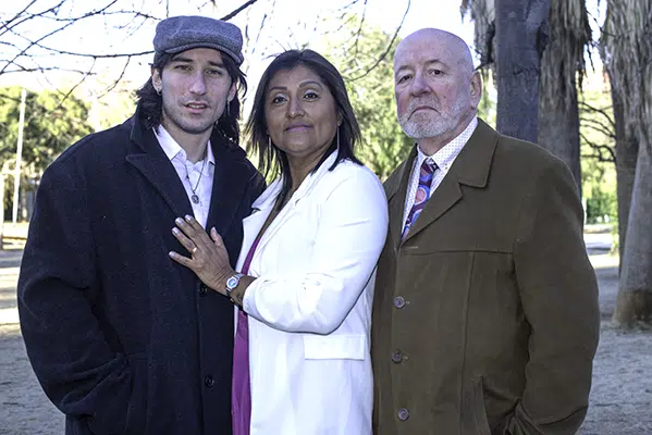 Pau, Zoila y Carlos mirando a cámara
