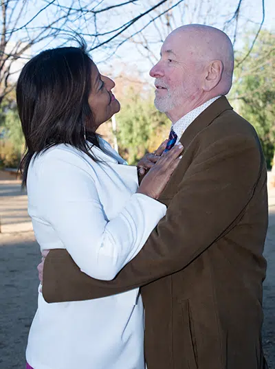 En este instante, el mundo se detiene. Carlos y Zoila se miran a los ojos, como si en ese breve pero eterno segundo pudieran verse el alma del otro.