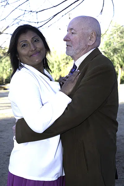 Carlos fija su mirada en Zoila con una intensidad profunda, como si cada segundo juntos fuera un regalo que atesora.