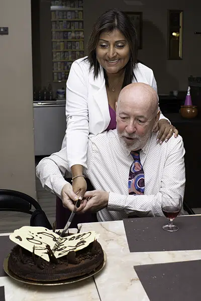 Carlos y Zoila cortando el pastel de Bodas