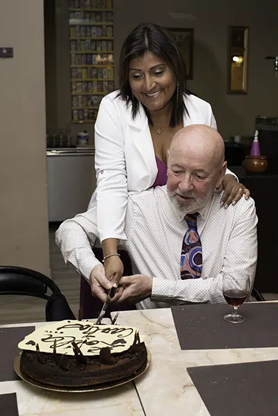 Carlos y Zoila aparecen cortando el pastel de Bodas muy ilusionados