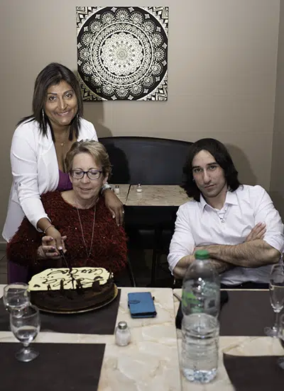 Zoila con Marta cortando el pastel y al lado Pau