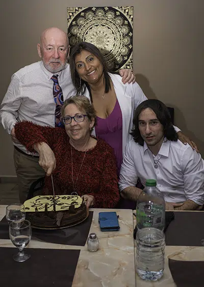 Carlos, Zoila, Marta (cortando el pastel) y Pau