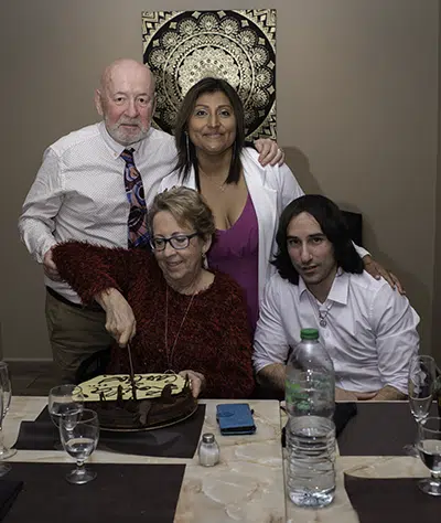 Carlos, Zoila, Marta (cortando el pastel) y Pau