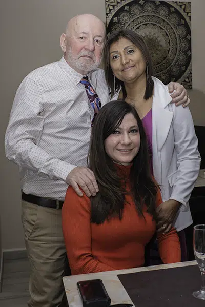 Zoila, Carlos y Laura en el restaurante