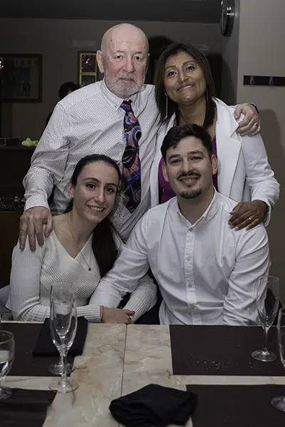 Zoila, Carlos y Marina con su novio en el restaurante