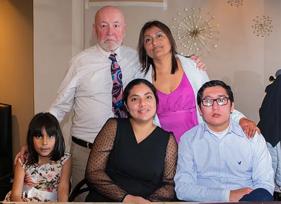 Carlos, Zoila, y Ashley con sus padres en el restaurante