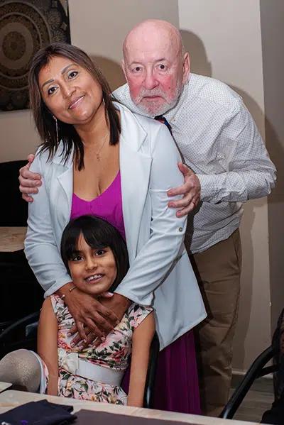 Zoila, Carlos y Ashley en el restaurante