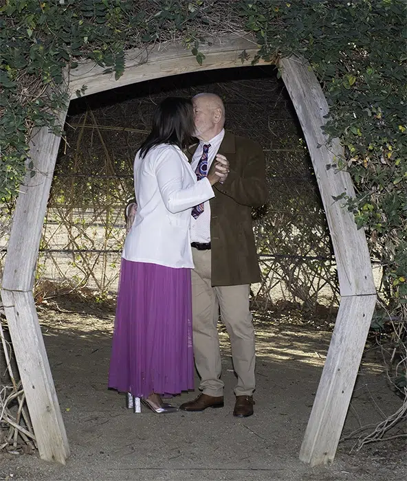 Carlos y Zoila, beso en la intimidad choza