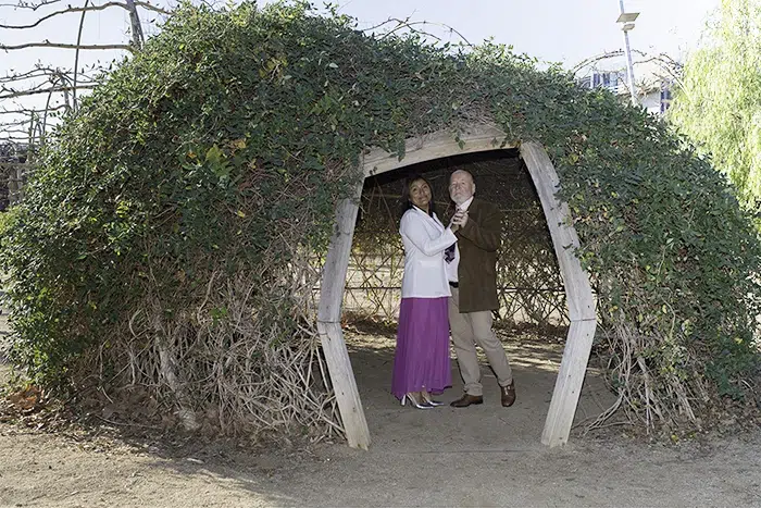 Zoila y Carlos en bailan en el interior de la choza